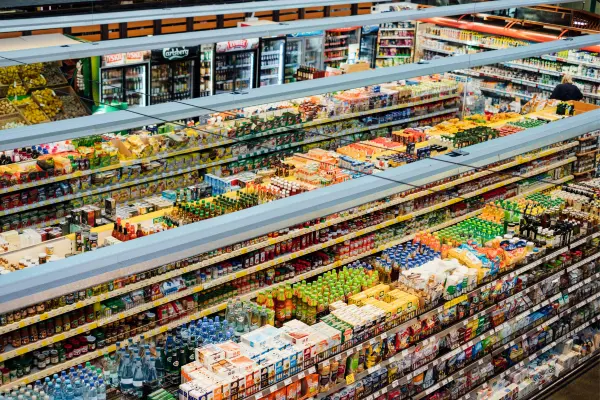 Lineales de supermercado con productos de alimentación